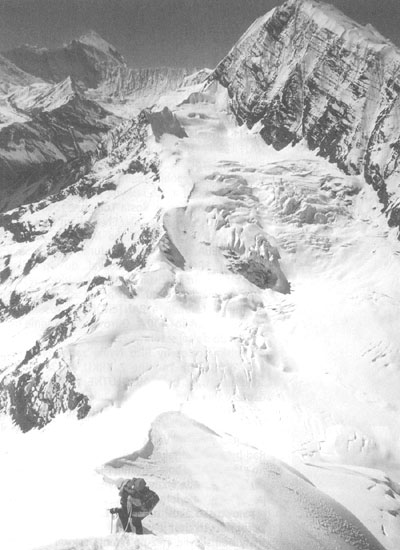 Eva �ilinsk� zostupuje z&nbsp;vrcholu. V&nbsp;pozad� Chulu East.