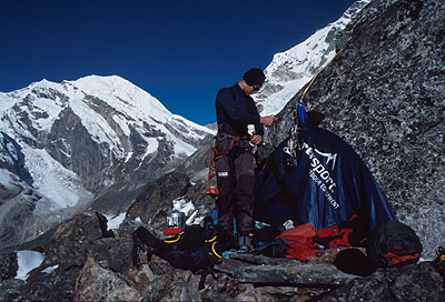 Pastelov� tropiko od TREK SPORTu n�m perfektn� poslou�ilo jako z�v�sn� stan na prvn�m bivaku. V&nbsp;pozad� Parchamo, 6190 m. 