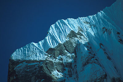 Detail odstra�uj�ceho vrcholov�ho hrebe�a. 