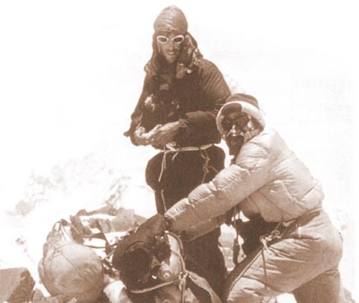 Hillary a Tenzing v Ju�nom sedle.