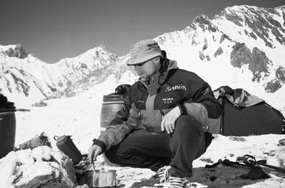 V z�kladnom t�bore pod Kinley. 