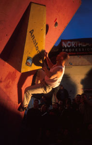 Majster Slovenska v boulderingu Andrej Chrastina. 