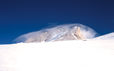 Vrcholov� skaln� pyram�da Makalu zo sedla Makalu La.
