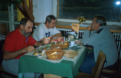 Predsedovia �HS a SHS JAMES: vpravo J. Nov�k, oproti P. Va�ko. 