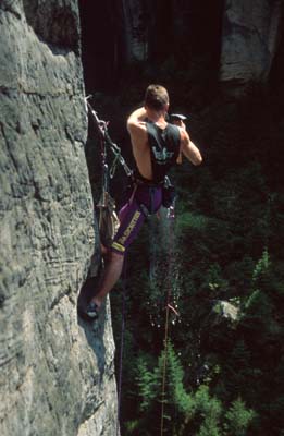 Miro Piala osadzuje 2. kruh v novej ceste TREK LINE, Teplick� skaly.