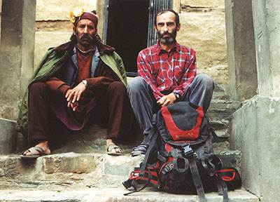 Pred chr�mom sedeli dvaja mn�si...