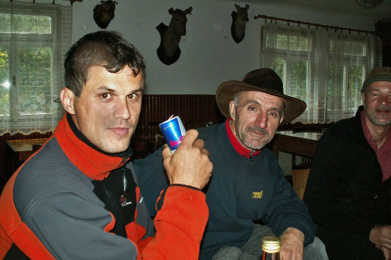 Poľovnícka chata - Dino, Bohuš Čiernik, Vlado Ceniga. Foto: HK Manín.