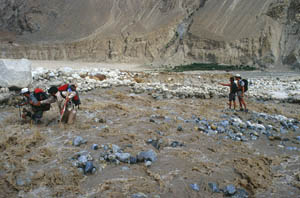 12002b01.jpg (25578 bytes)