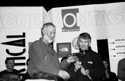 Chris Bonington odovzd�va Zlat� �akan Valerijovi Babanovi.