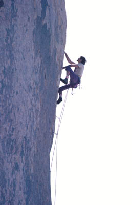 32001m04.jpg (18274 bytes)