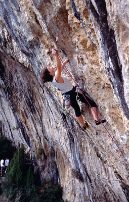 Katka lezie Argo, 8a v Rodelar.