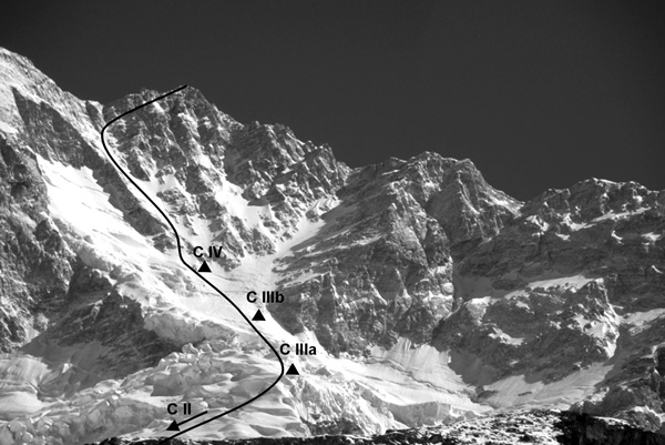 Horn� ��st jihoz�padn� st�ny s v�razn�m visut�m ledovcem. 