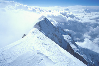 Tri metry pod vrcholem, v pozad� Yalung Kang.