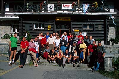 ��astn�ci James�ckeho t��d�a pred horsk�m hotelom na Popradskom plese. 