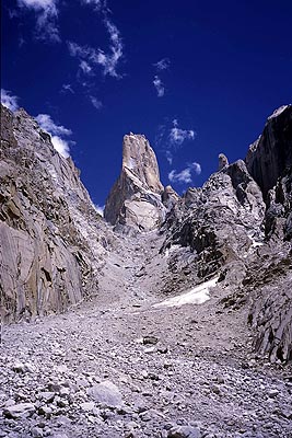 Nameless Tower z Trango Glacier.